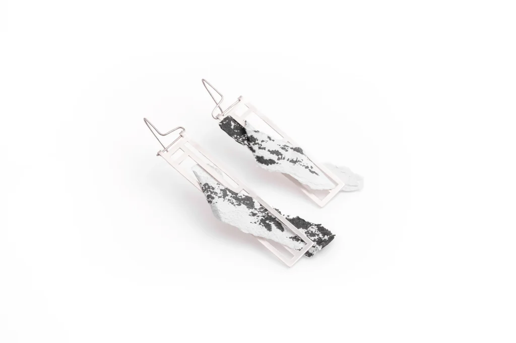 X2 UlrichSara Albatros asymmetric dangling earrings BRI3. kortárs ékszer